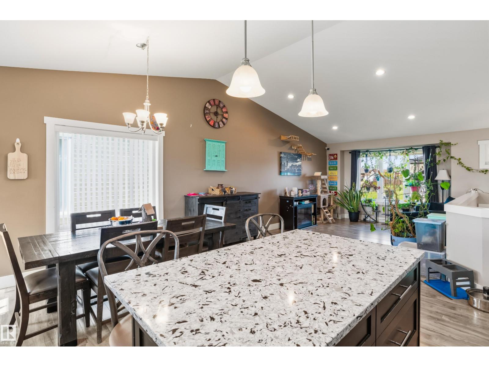 4927 57 AV - Image 15
