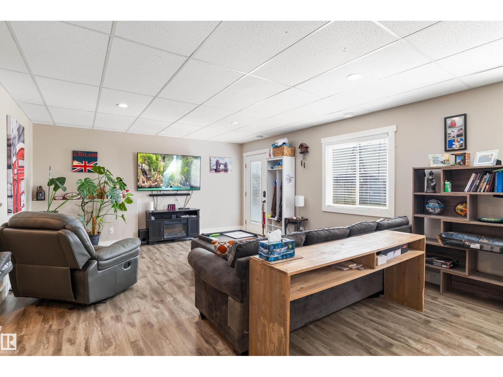 4927 57 AV - Image 25