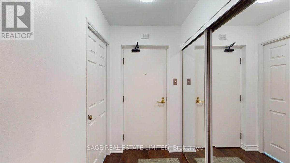 #208 88 CHARLES STREET E - 24
