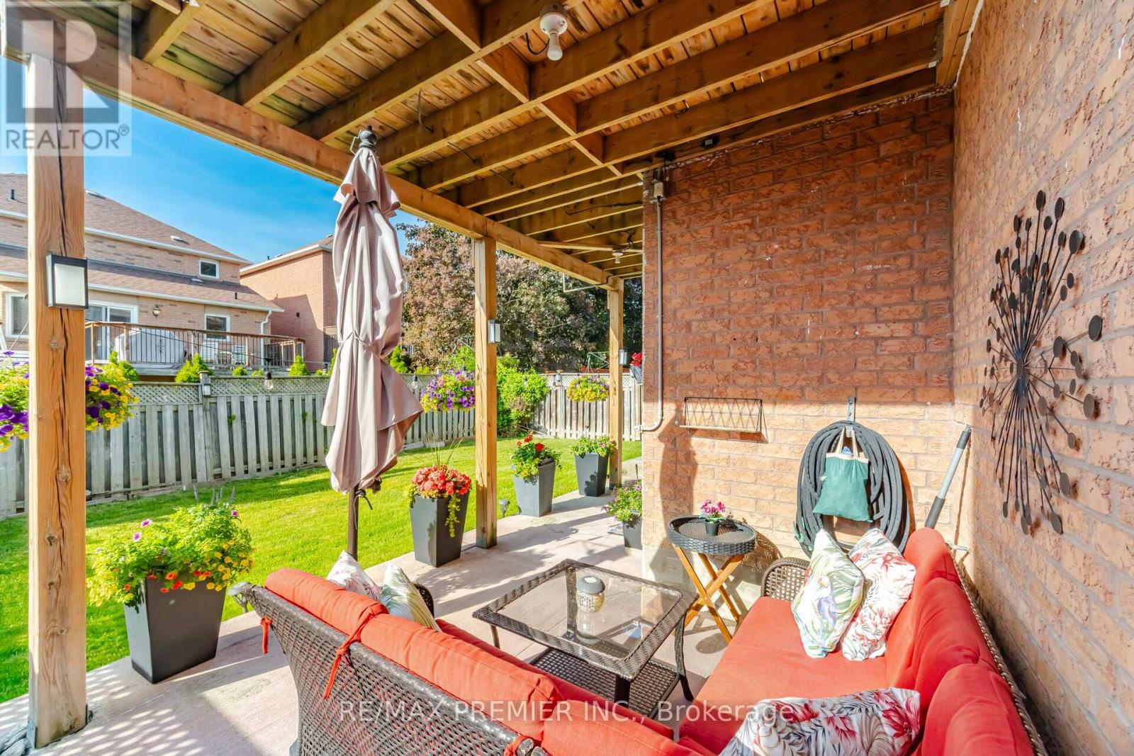 137 BLACKTHORN DRIVE - 32