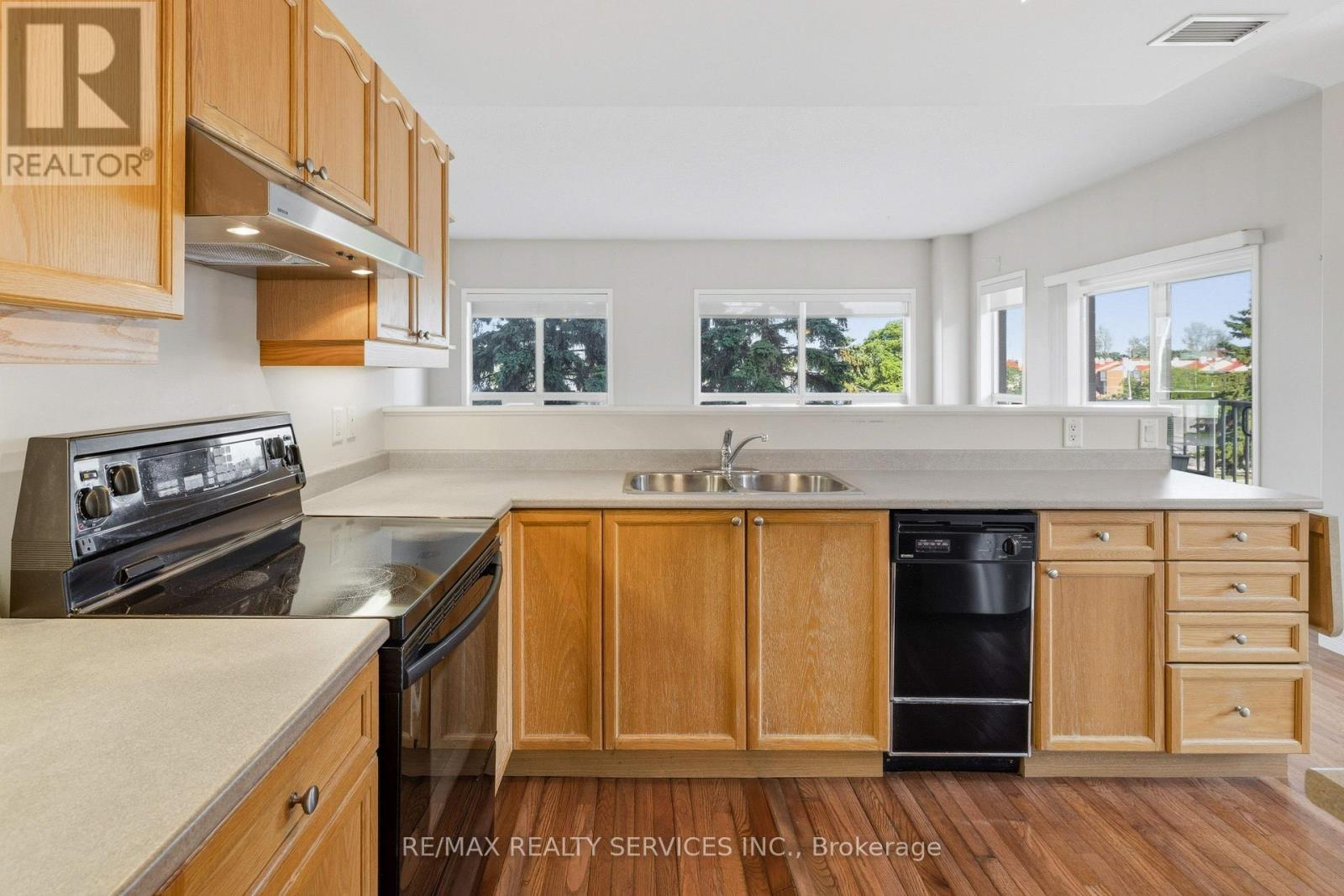 #212 350 WELLINGTON STREET - 17
