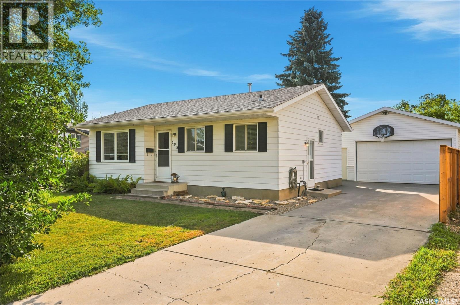 203 Michener CRESCENT - 1