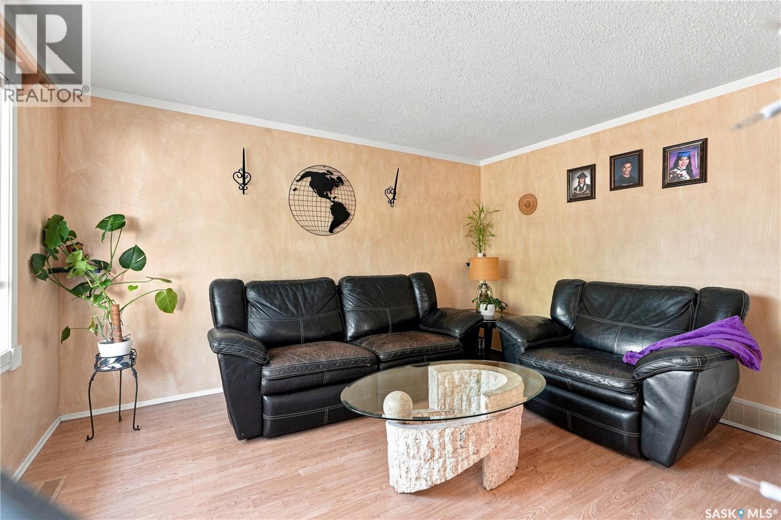 203 Michener CRESCENT - Image 4