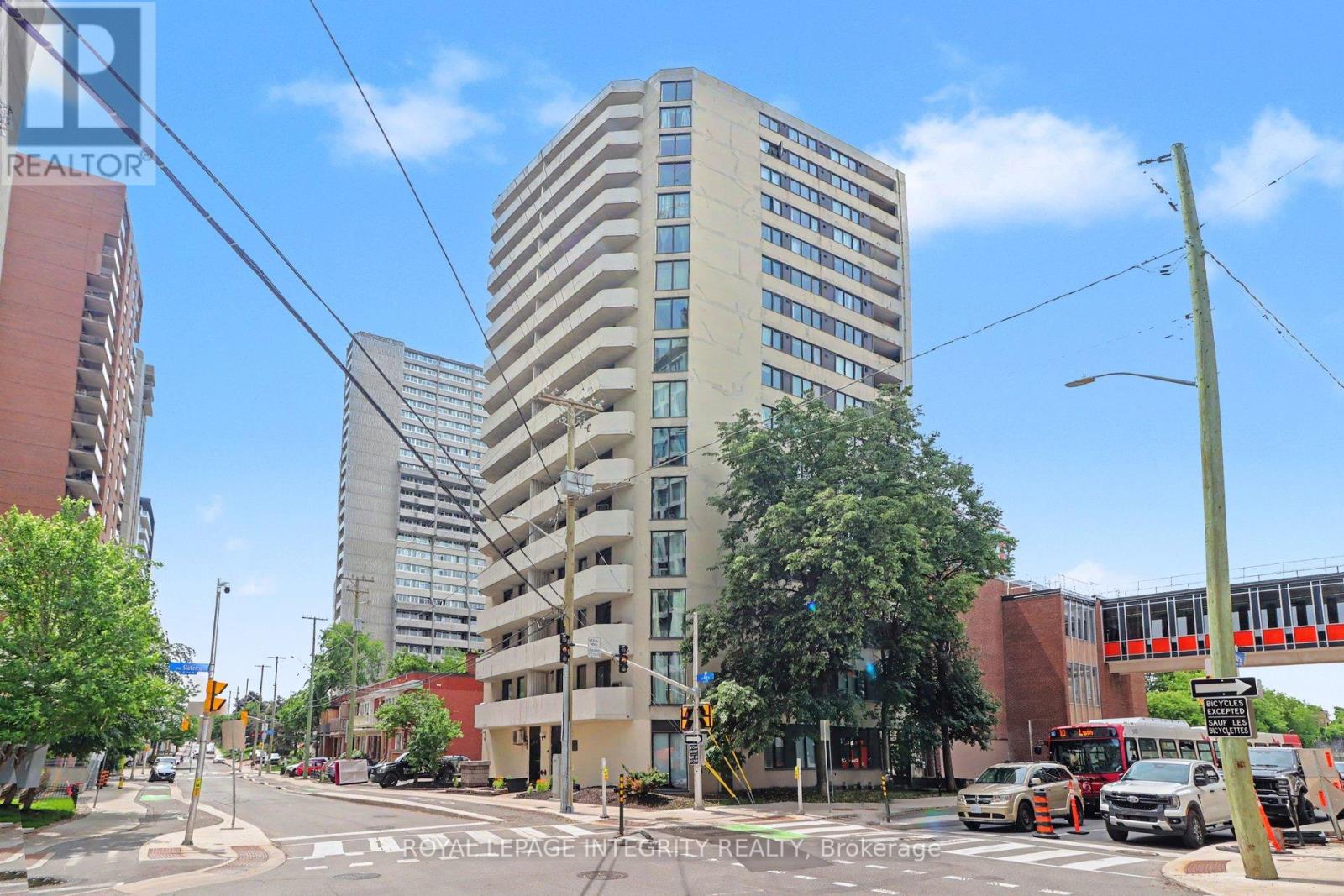#102 200 BAY STREET S - 3