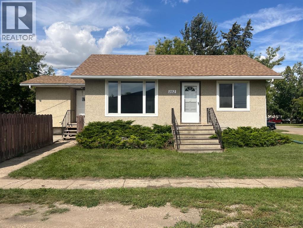 102 3 Street E - 1