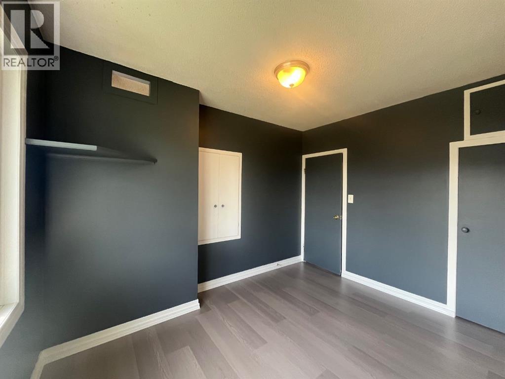 102 3 Street E - 32