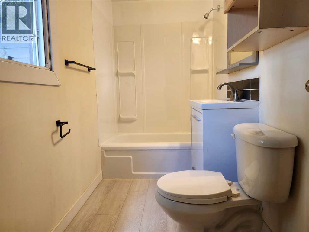 34 2 Street E - 10