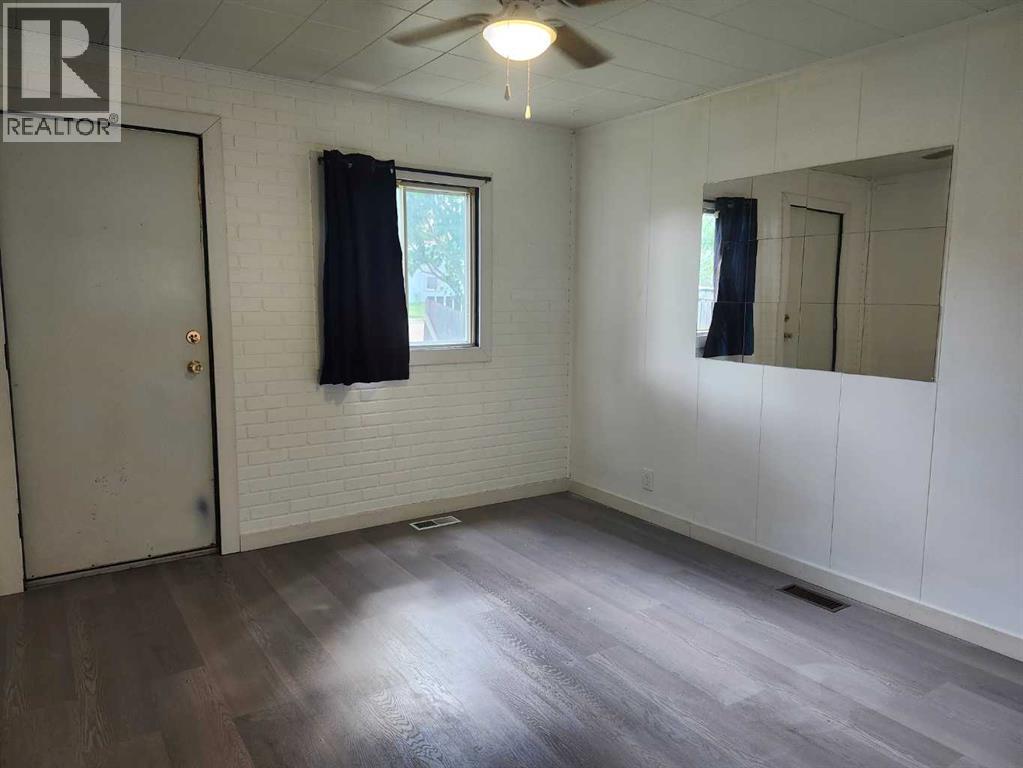 34 2 Street E - 8