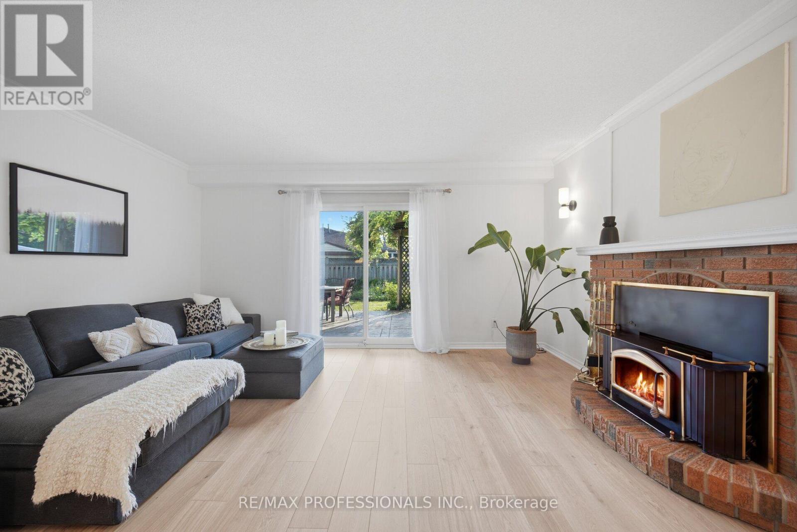 10 HOPEDALE COURT - 31