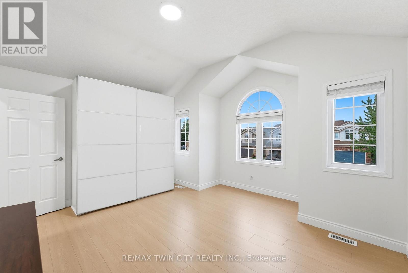 82 BRIDLEWREATH STREET - 12