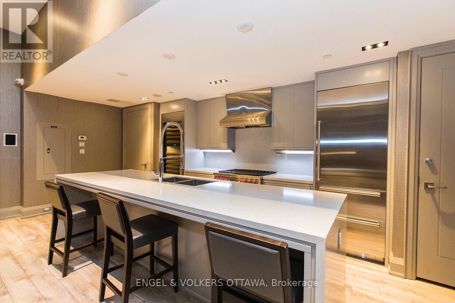 #610 111 CHAMPAGNE AVENUE S - 37