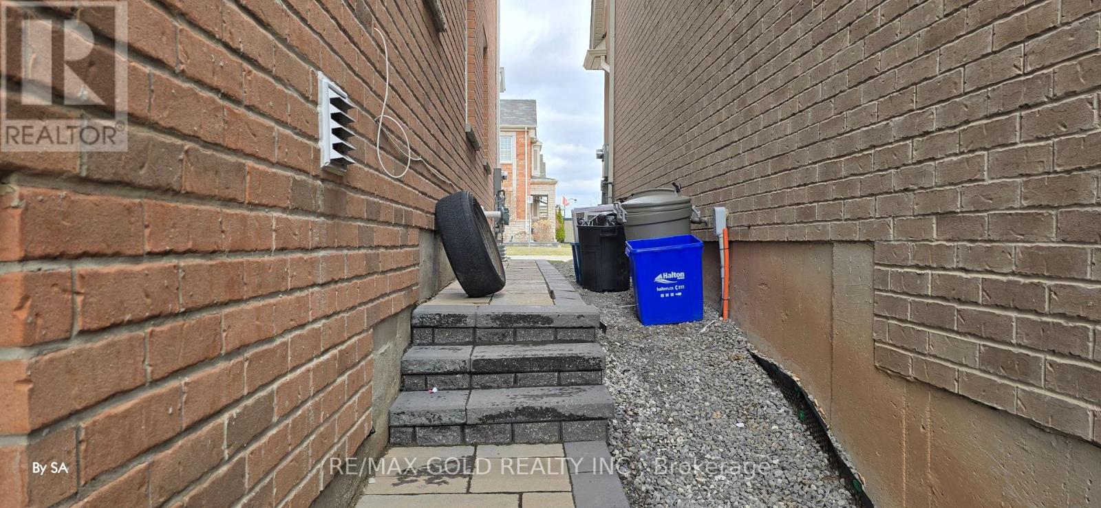 1226 Duignan (Lower) Crescent, Milton (FO Ford), Ontario, L9E1C2, Milton (FO Ford), Ontario — photo 3 of 5