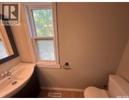 4pc Bathroom - 821 6th Avenue Nw, Moose Jaw, SK S6H4A2 Photo 8