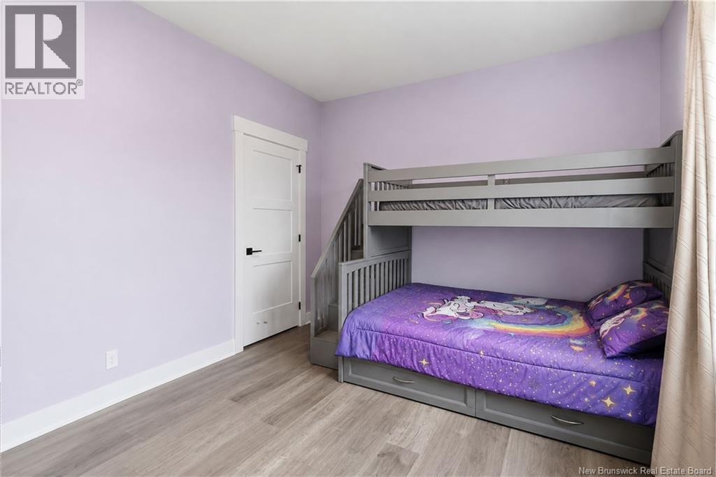 11 Riverside Drive - Image 32