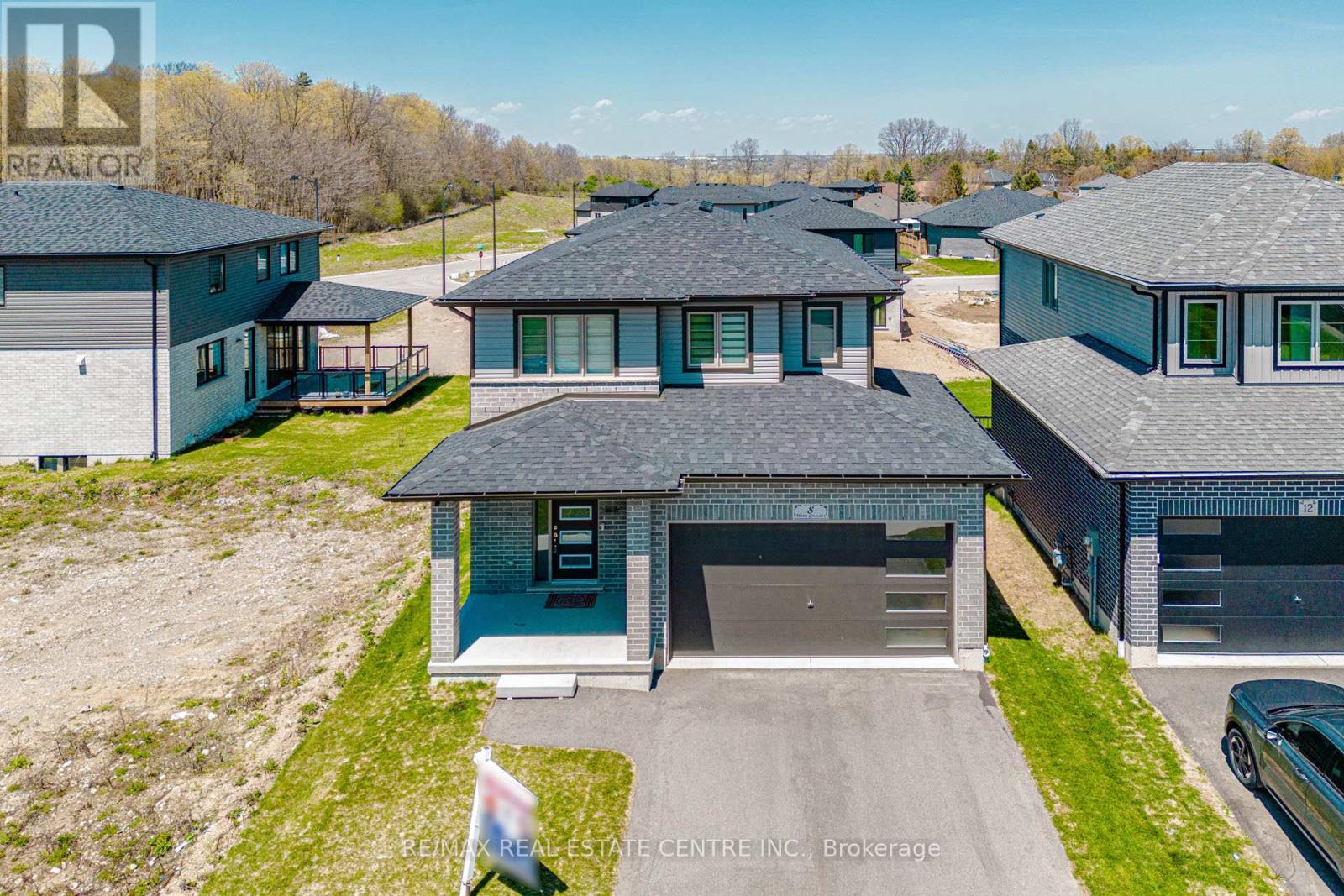 8 MOON CRESCENT — photo 2
