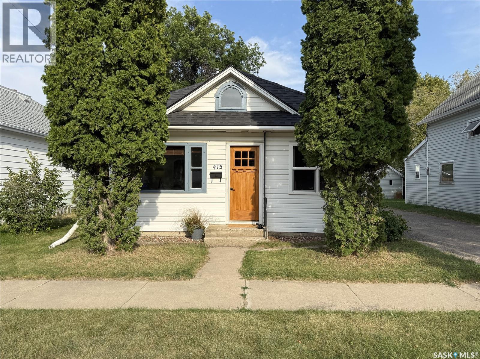 415 McTavish STREET - 1