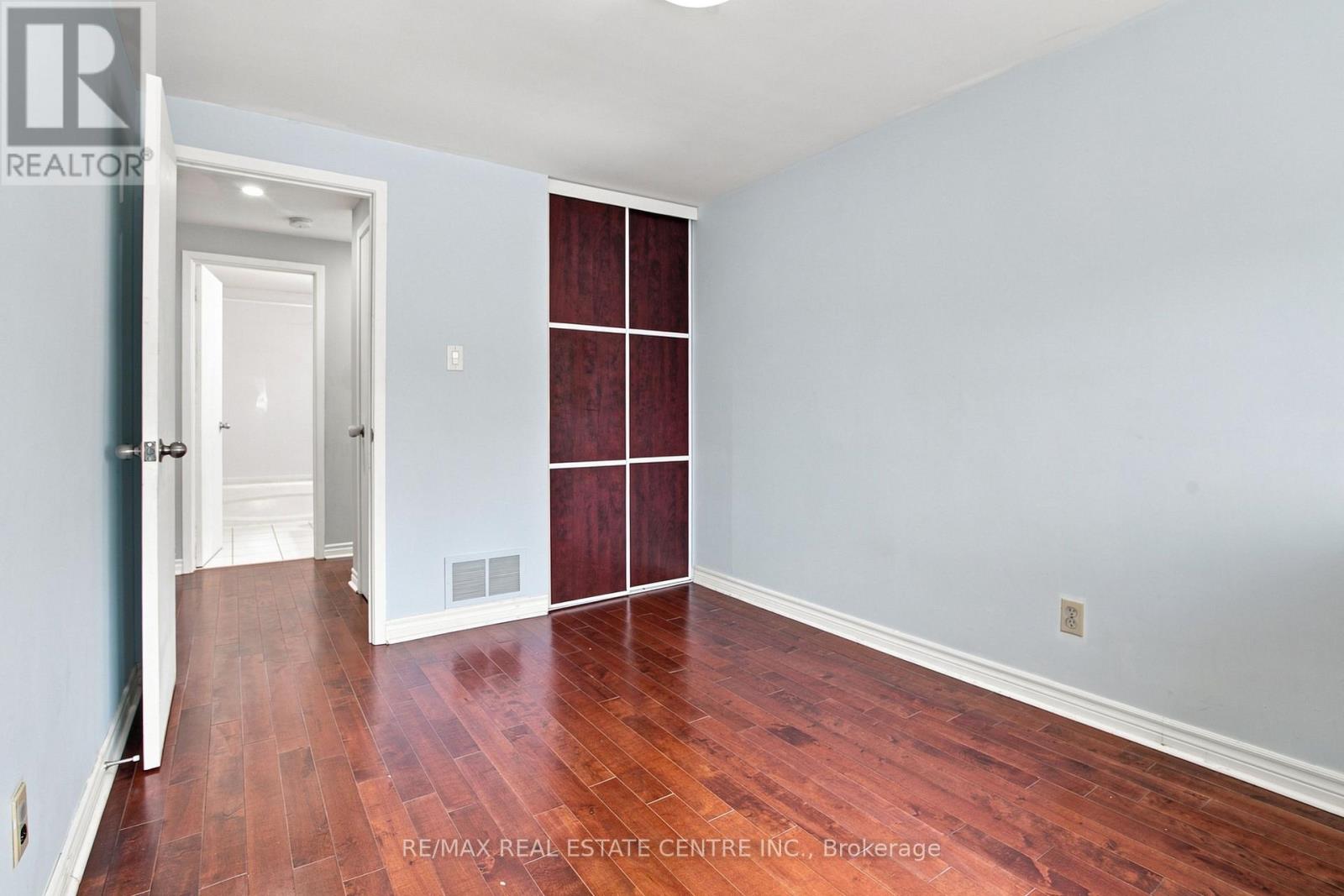 #49 44 FRANKLIN COURT - 17
