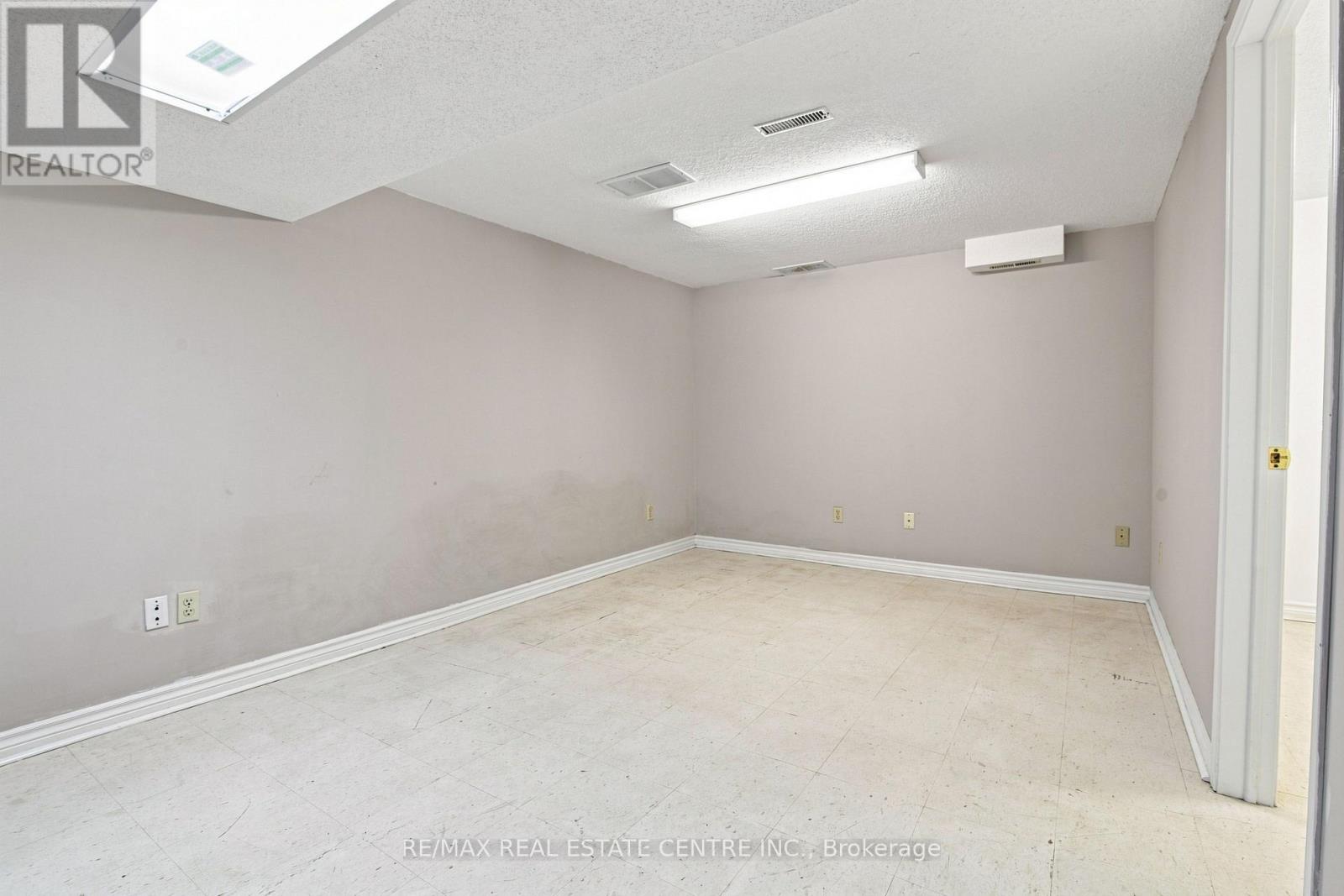 #49 44 FRANKLIN COURT - 23