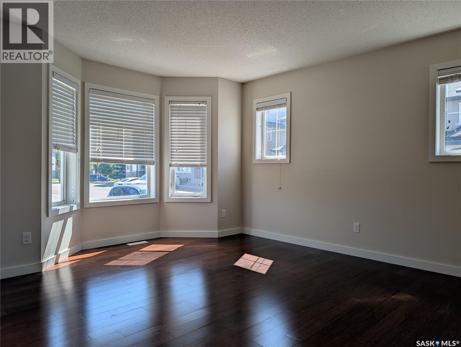 #247 245 Ashworth CRESCENT - 4
