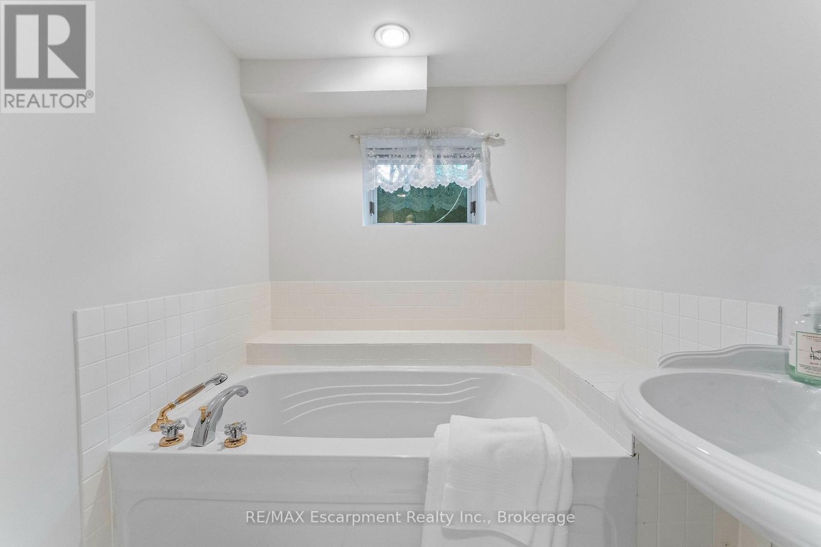 380 WATSON AVENUE - Image 40