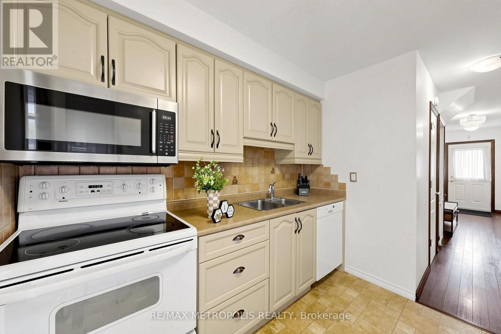 #96 580 EYER DRIVE - 16