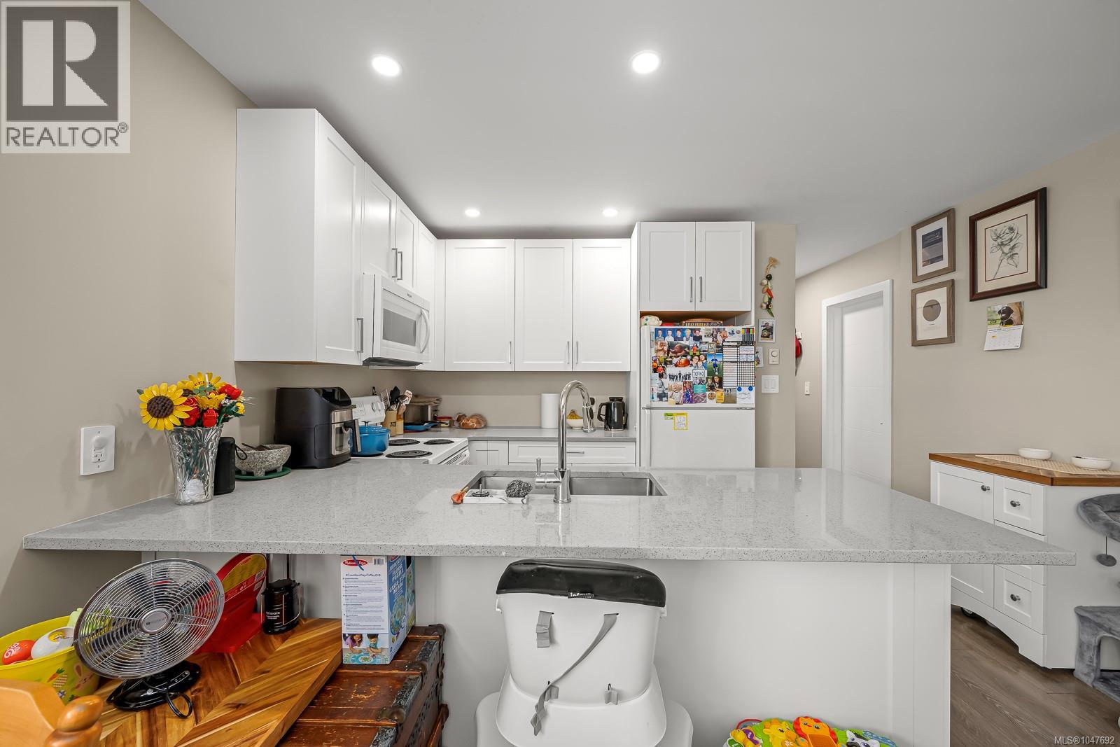 262 McLean St - 43