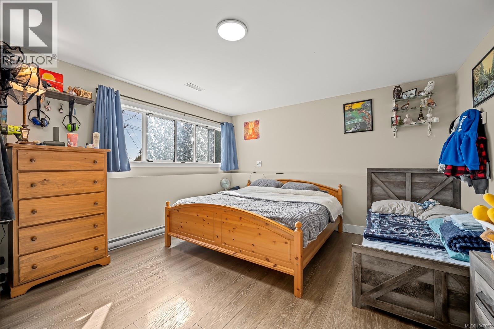 262 McLean St - 50