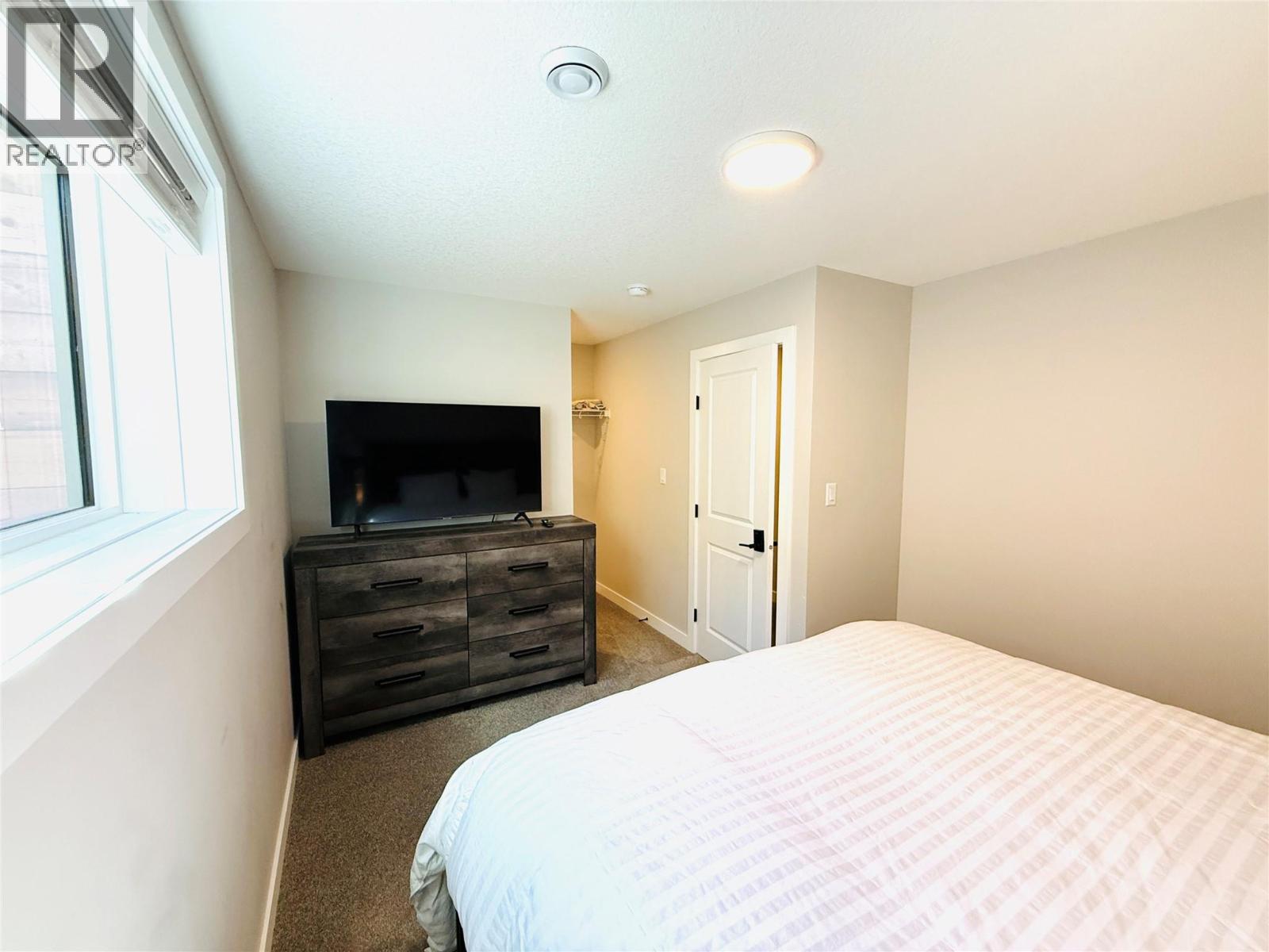 #2 4883 Stanley Street - Image 28