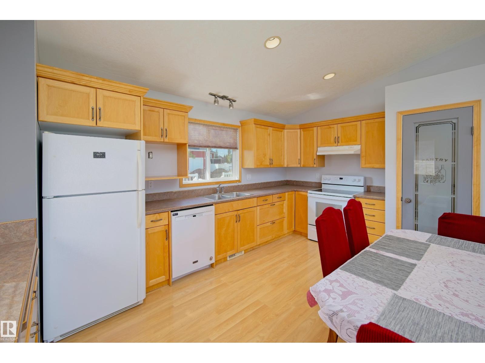 5913 52 Avenue - 13