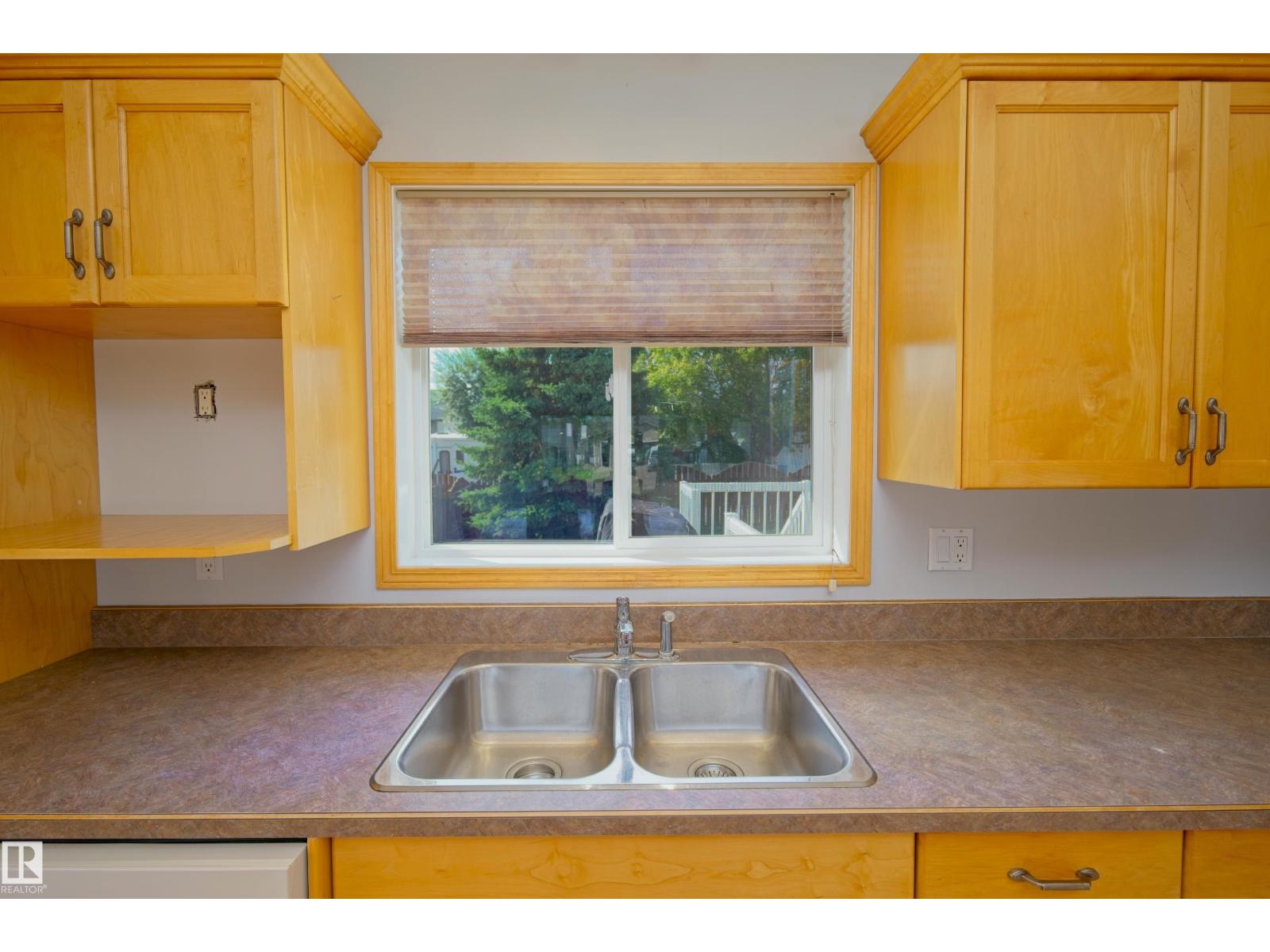 5913 52 Avenue - 14