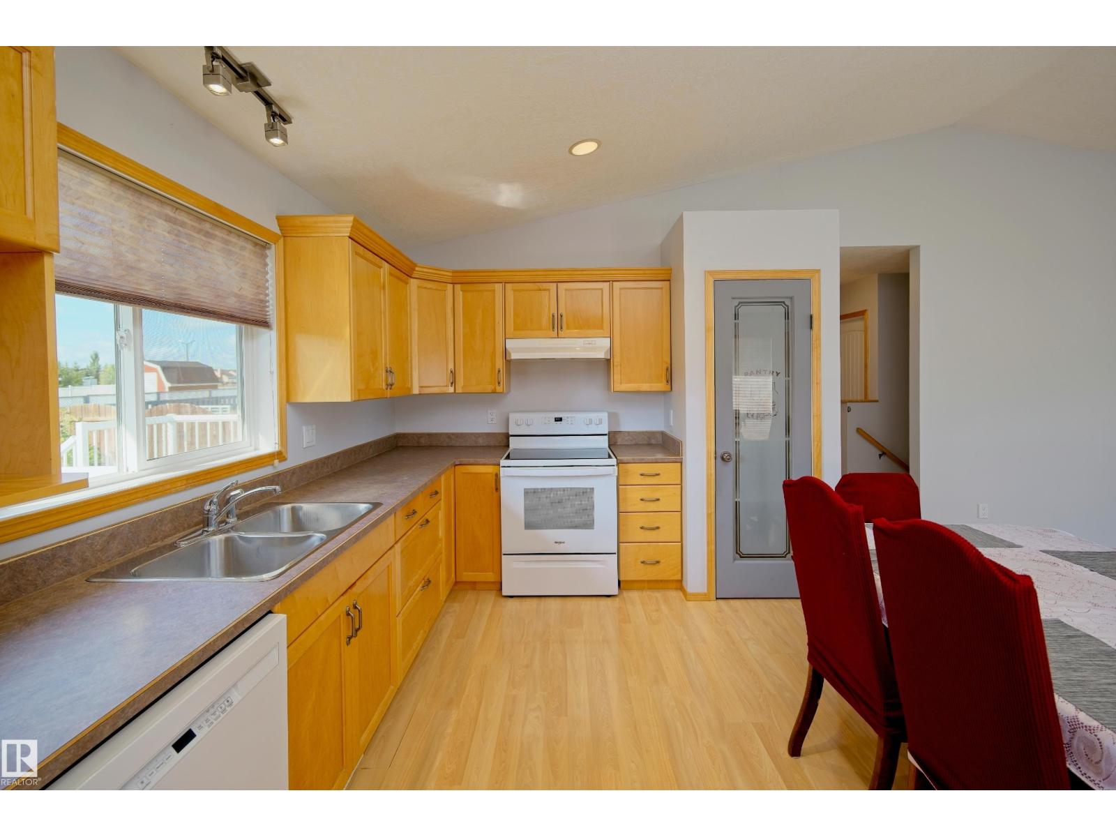 5913 52 Avenue - 15