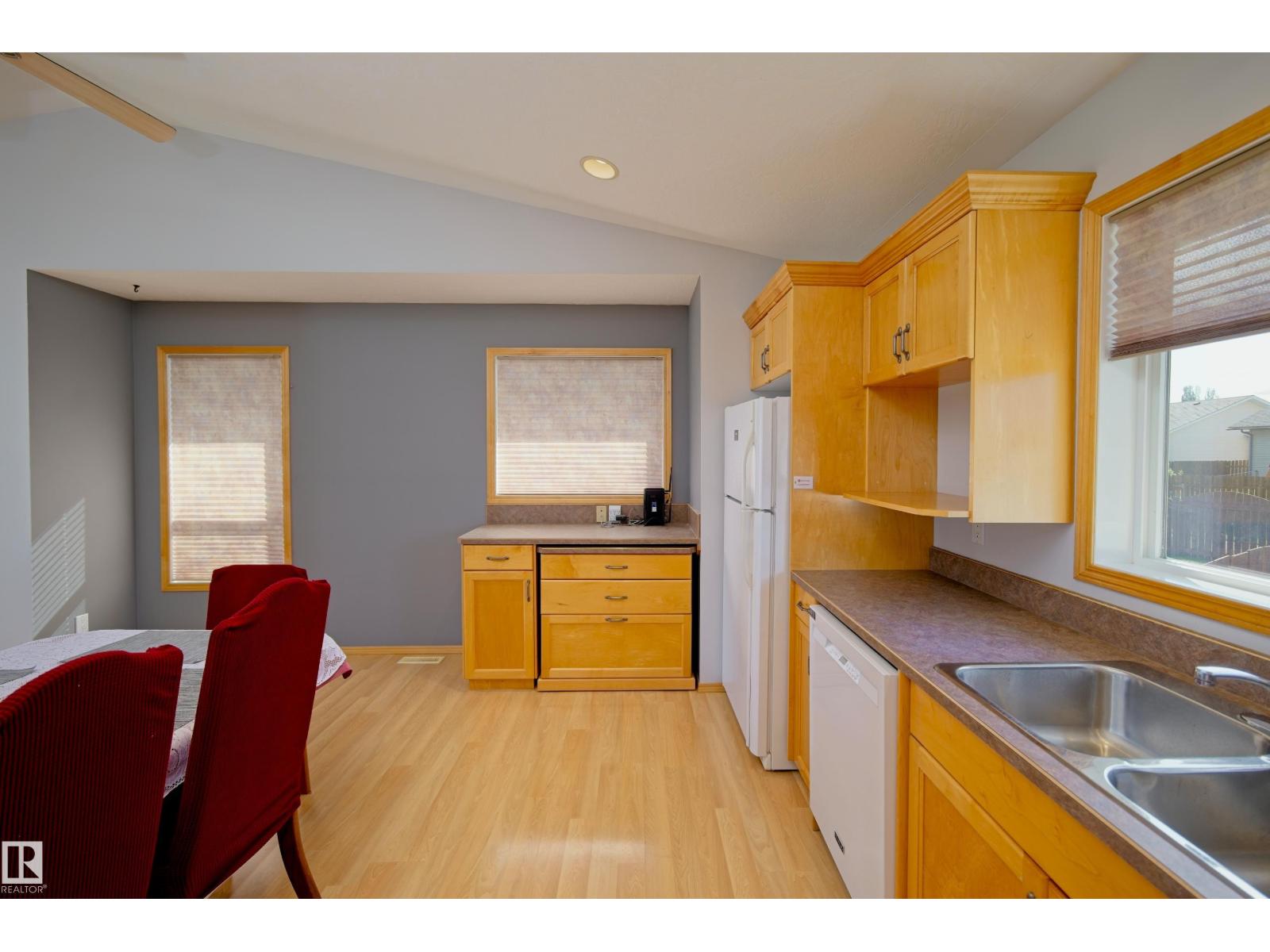 5913 52 Avenue - 16