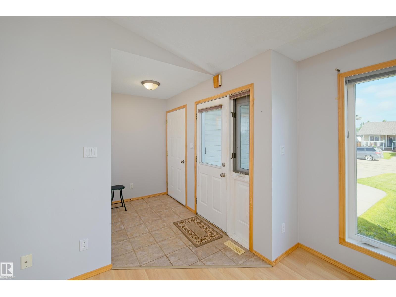 5913 52 Avenue - 9