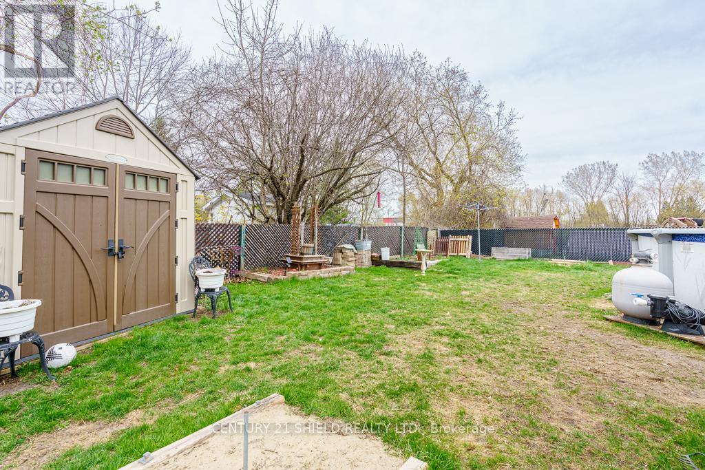 803 LEONARD AVENUE E - Image 23