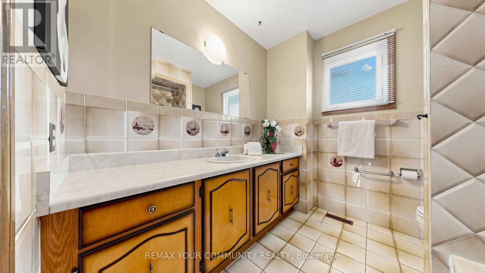 2 JANUS PLACE - Image 20