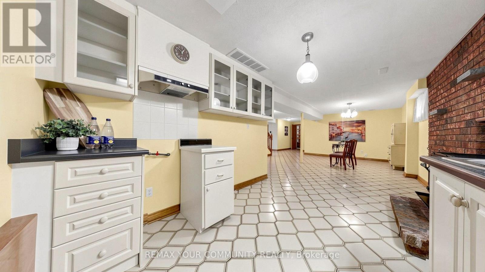 2 JANUS PLACE - Image 27