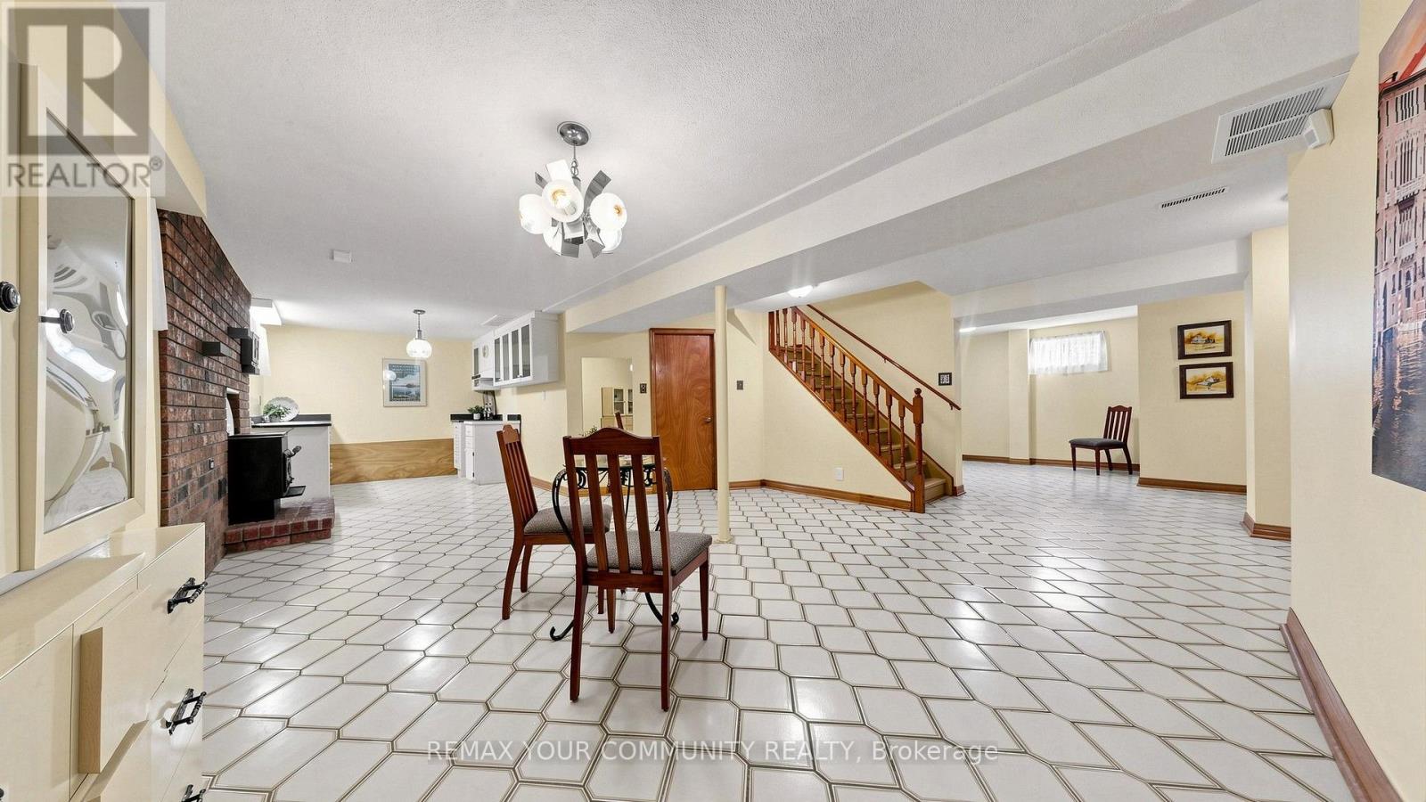 2 JANUS PLACE - Image 30