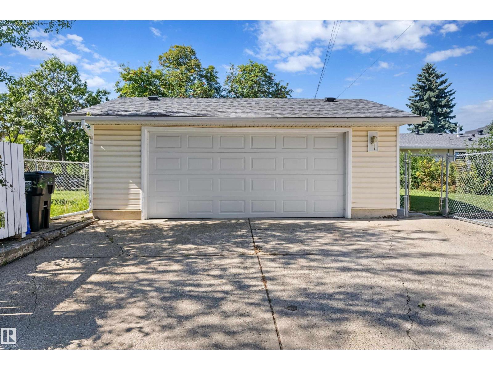 9807 165 ST NW - 40