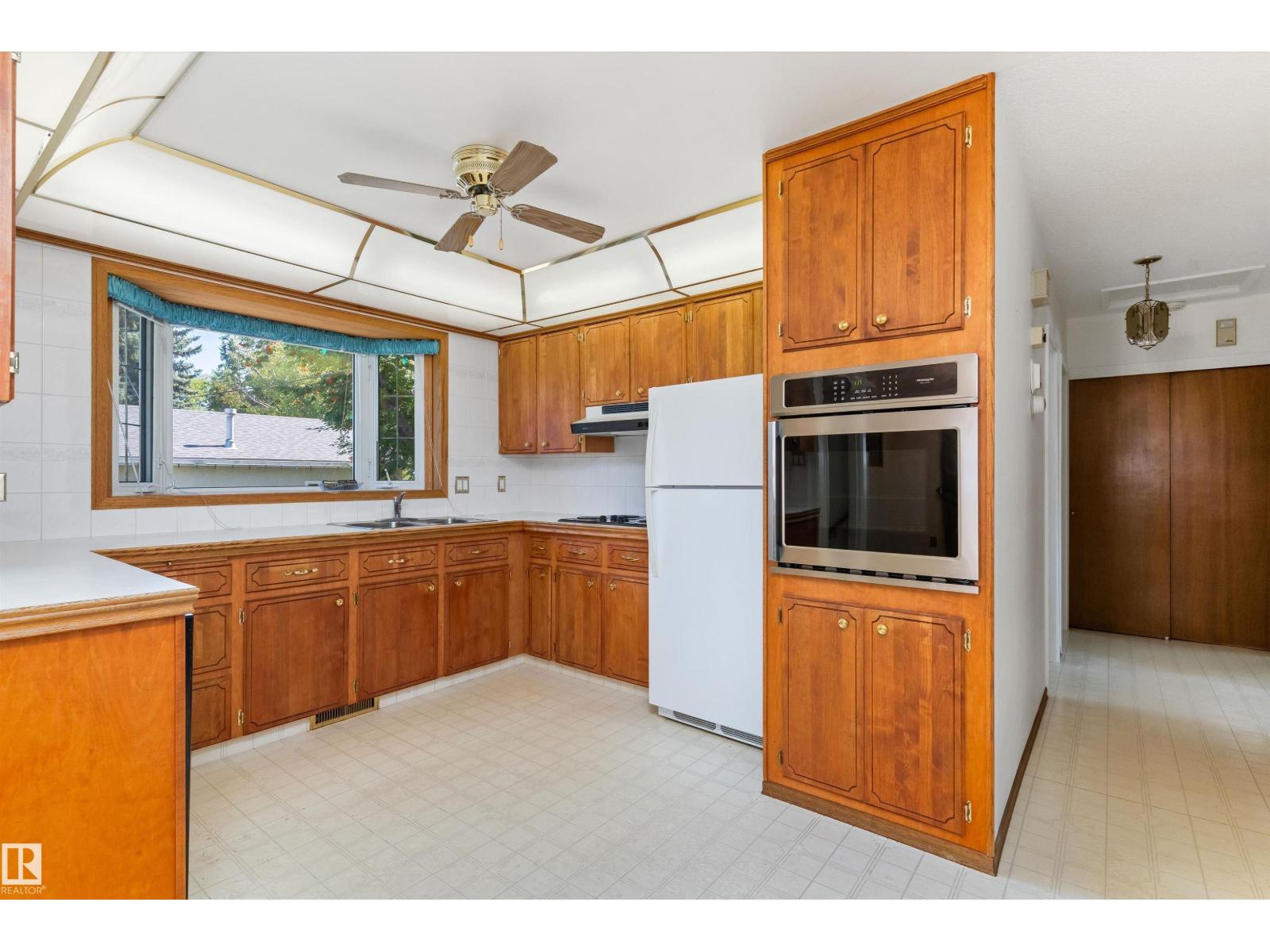 9807 165 ST NW - 14