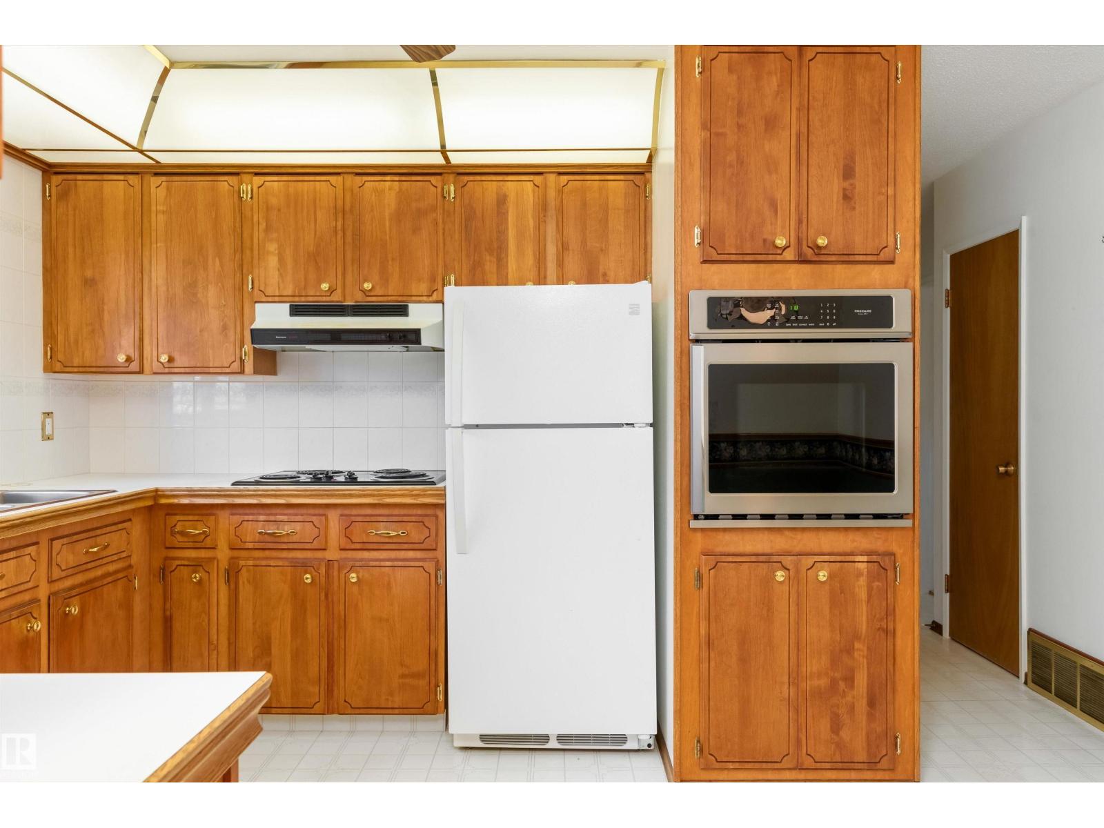 9807 165 ST NW - 16
