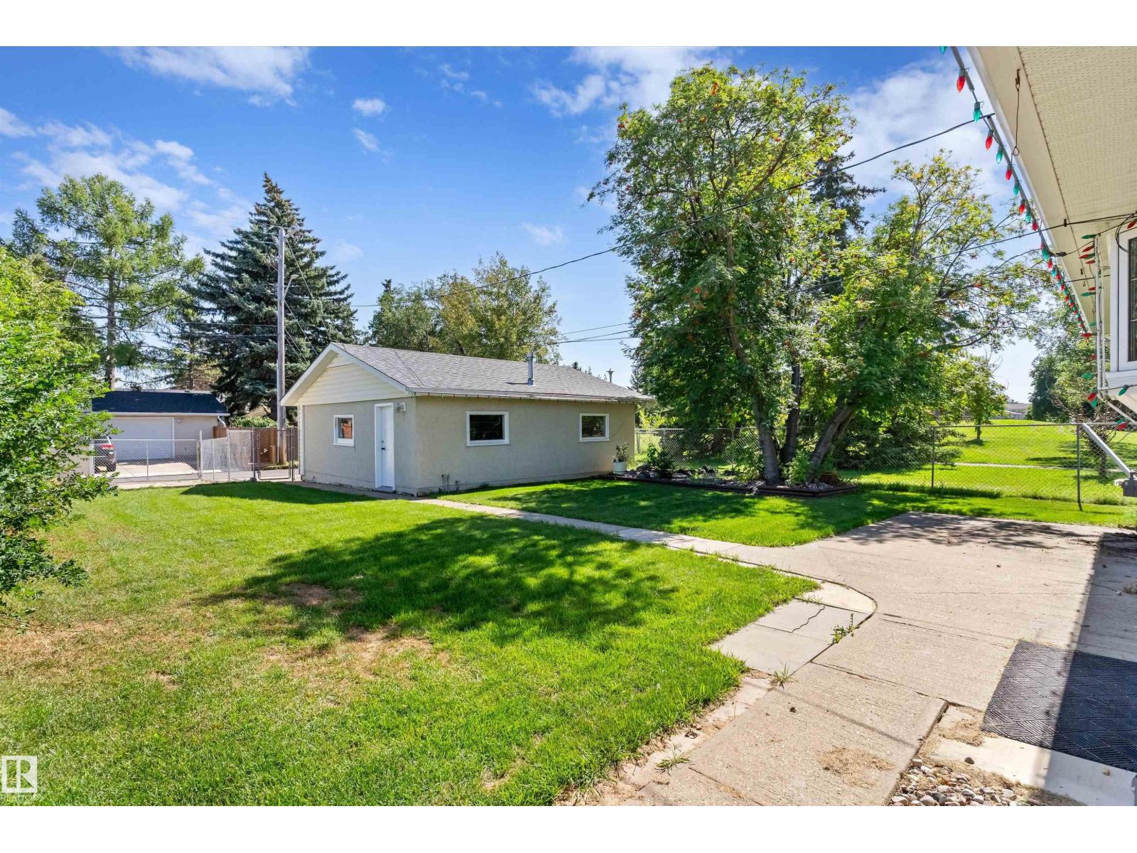 9807 165 ST NW - 38
