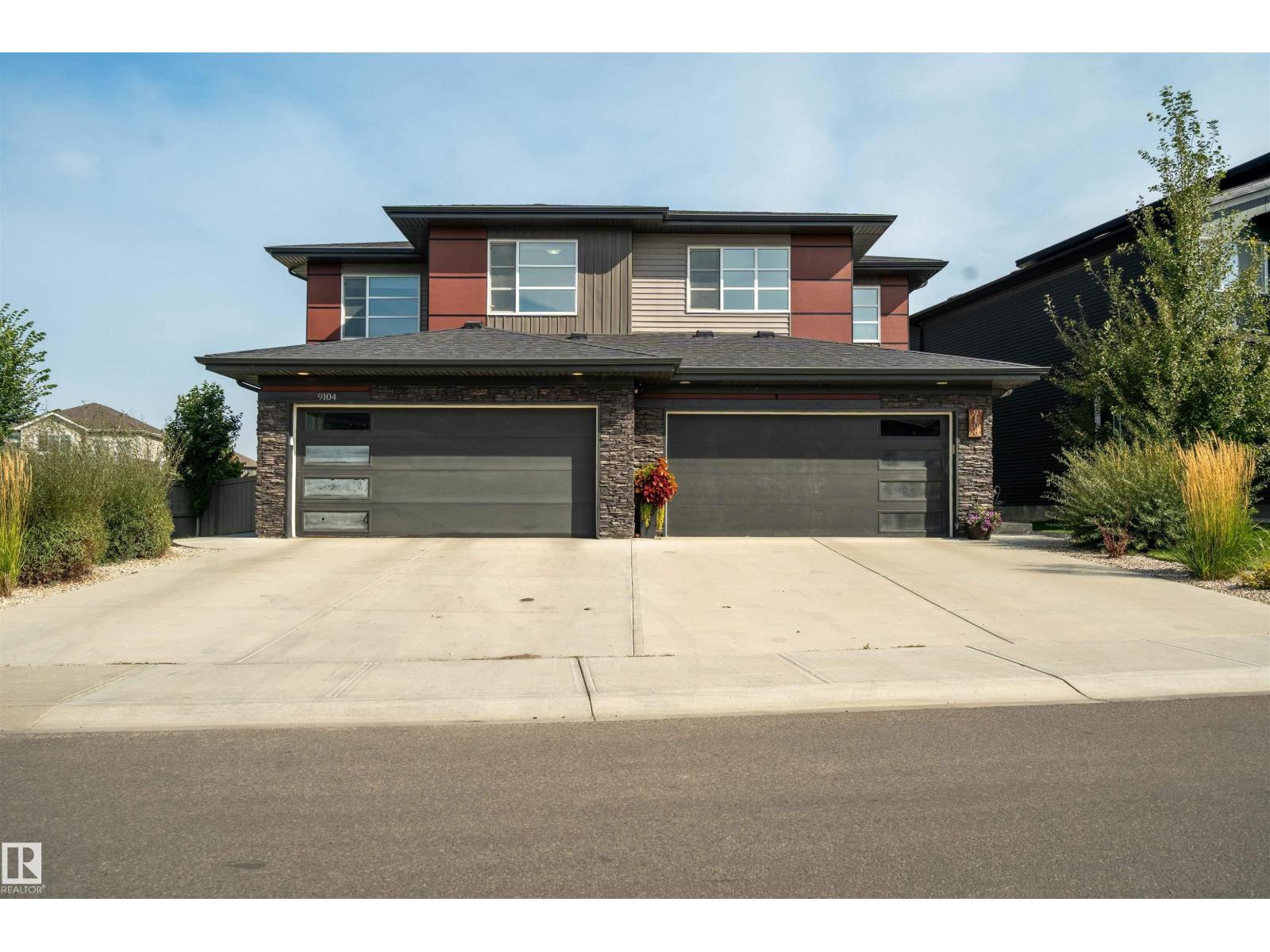 9104 PEAR DR SW, Edmonton, Alberta, T6X2N7