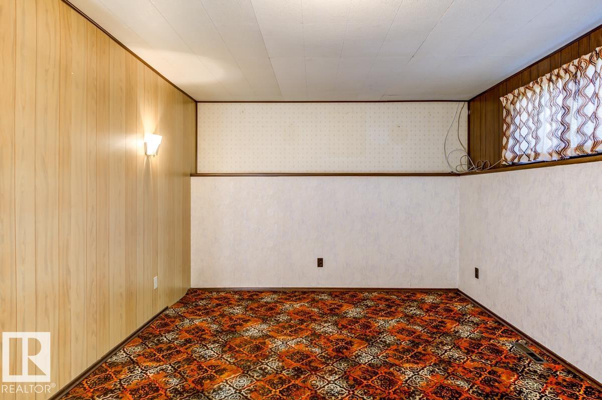 5811 92 AV NW - 36