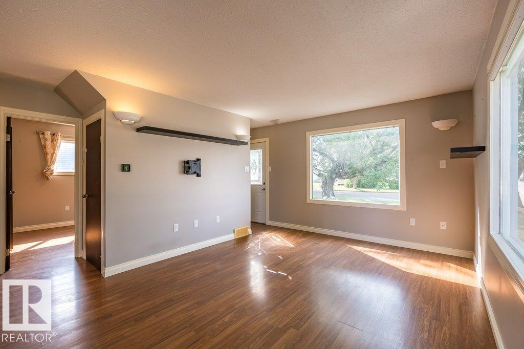 5423 48 ST - 11
