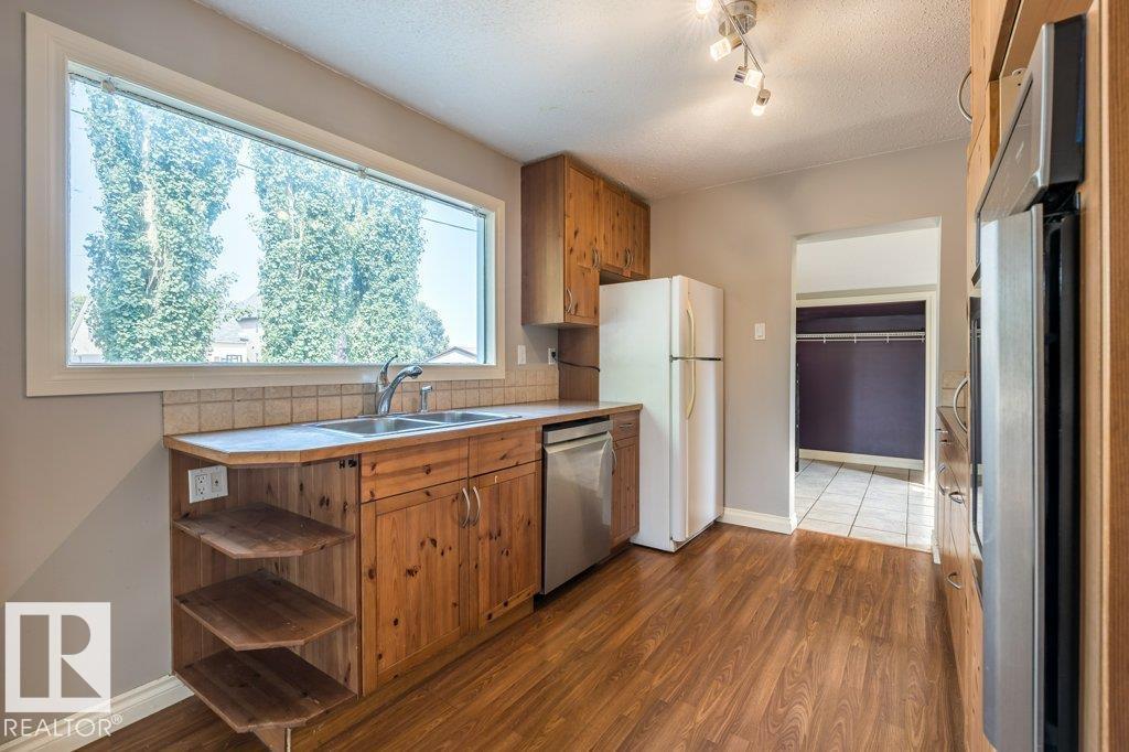 5423 48 ST - 14