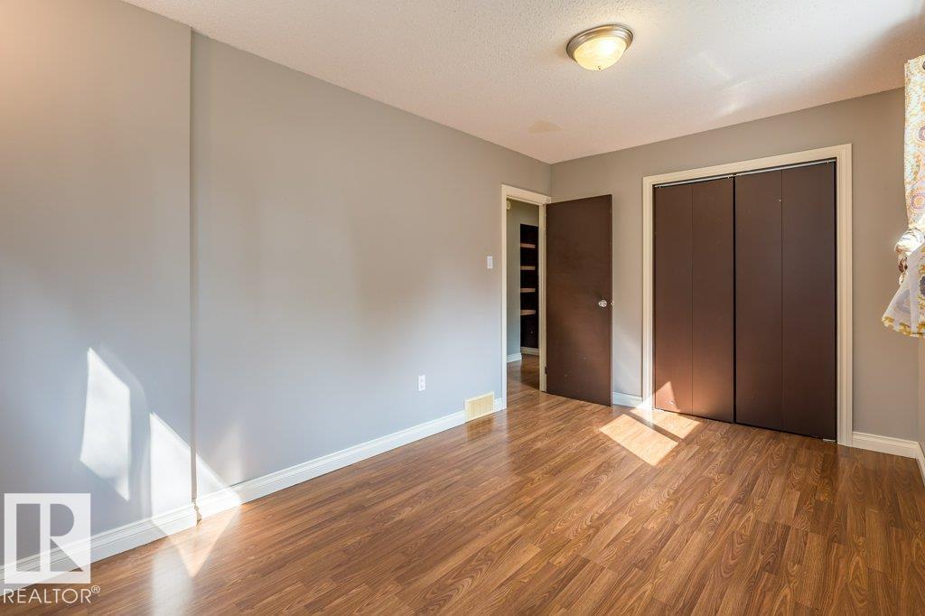 5423 48 ST - 23