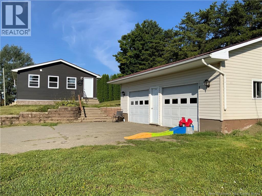 4 Lamoreaux Road - 4
