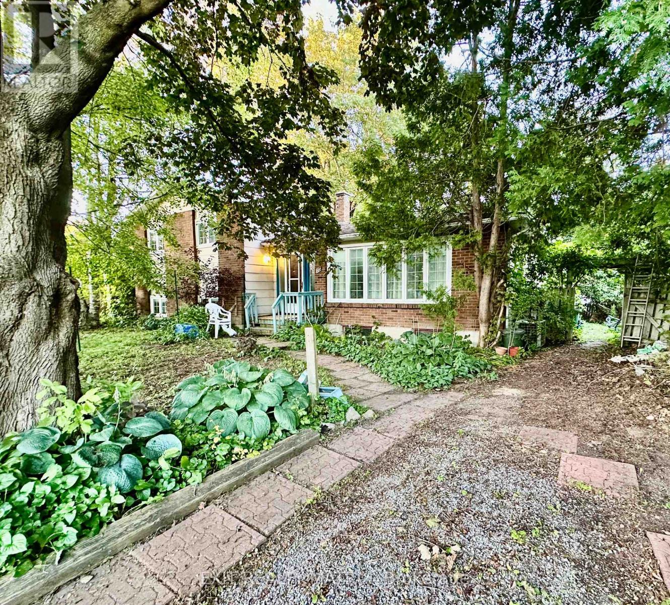 78 SAGINAW CRESCENT - 1