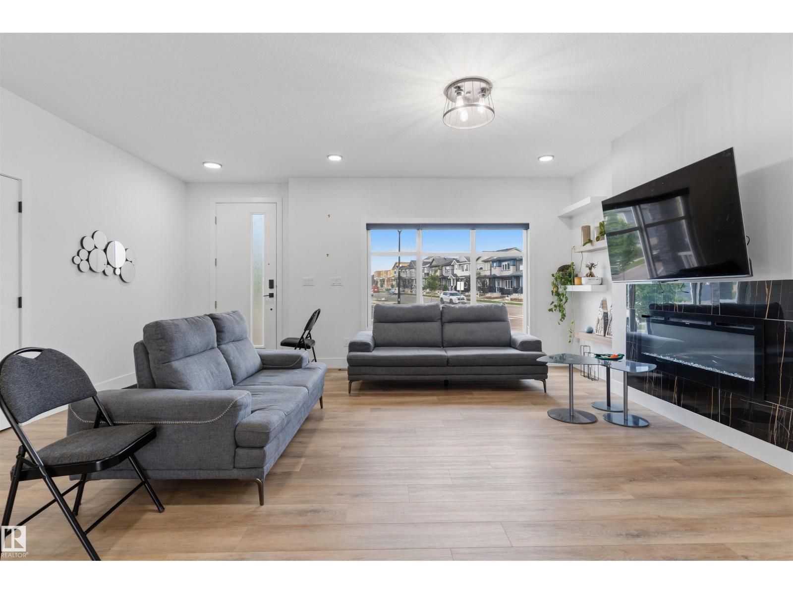 4373 37 ST - 7