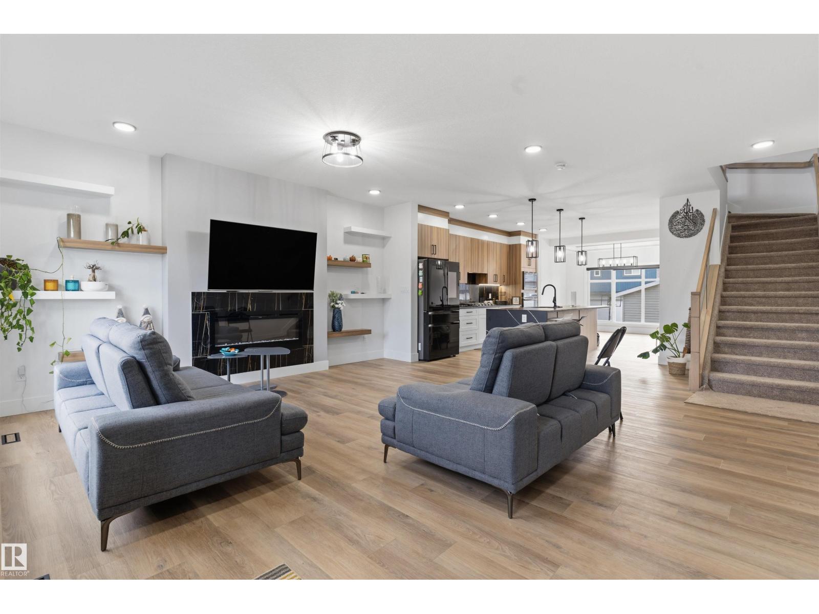 4373 37 ST - Image 8